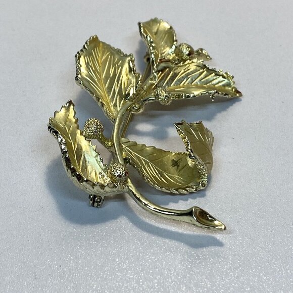 Vintage 1940's Coro Gold Plated Five Leaves Berry Brooch Pin - Picture 2 of 9